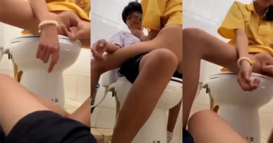 คลิปหลุด นักเรียนหีเนียน เงี่ยนหีแอบเย็ดกับเพื่อนในห้องน้ำโรงเรียน พาทอมเข้าไปเบ็ดหีในห้องน้ำหญิงขย่มนิ้วหีเนียนไร้ขนน่าเย็ดมาก